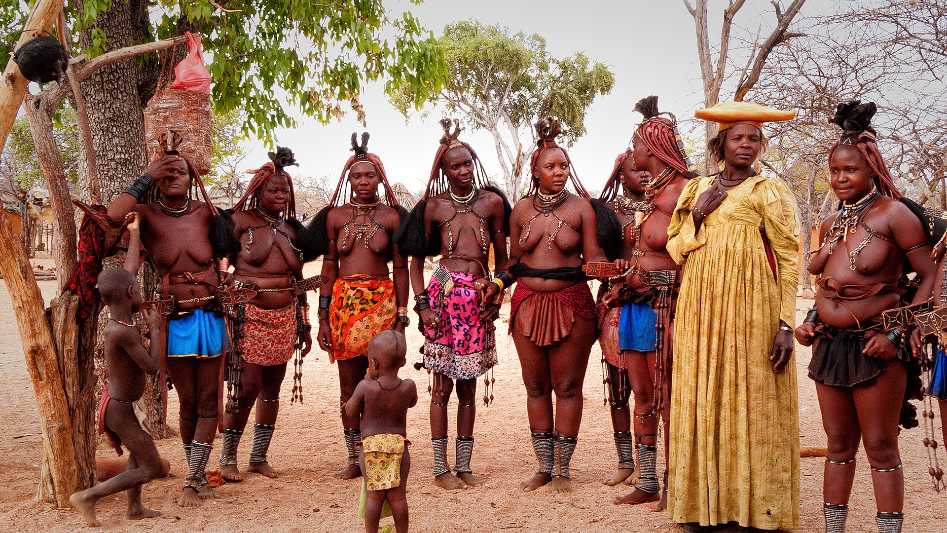Donna Herero tra le donne Himba - ph.Francesco Ciccotti