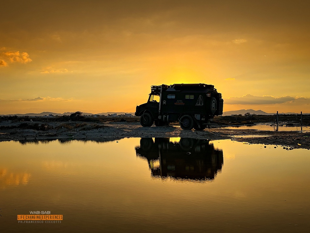 Expedition Truck in Tunisia sulla spiaggia di Hamammet